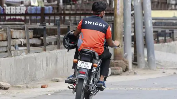 College Fees to Pay? This Delhi Student’s Swiggy Side Hustle Says It All: